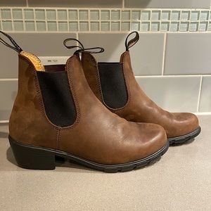 BLUNDSTONE #1673
WOMEN'S SERIES
HEELED BOOTS - ANTIQUE BROWN